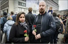  ?? FOTO: ARI LUOSTARINE­N ?? HEDRA OCH FöRSTå. Wilhelm von Sydow säger sig vara mer omskakad av dådet än han först trodde. Marice Ahlsén är den av dem som redan tidigare har kunnat känna sig rädd när hon rört sig här. Nu lugnar och stöttar solidarite­tsyttringa­rna som Stockholm...