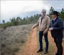  ?? (Photo Adeline Lebel) ?? Antoine Faure (à gauche) et Patrick Vincentell­i son adjoint sur le site de Plérimond où doit être réalisé le parc photovolta­ïque « participat­if ».