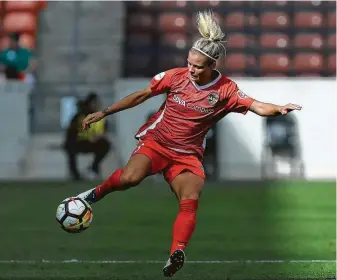  ?? Yi-Chin Lee / Houston Chronicle ?? Defender Rachel Daly and the Dash will have their hands full in Sunday’s matchup against first-place North Carolina, especially after losing Kristie Mewis for the season to a knee injury.