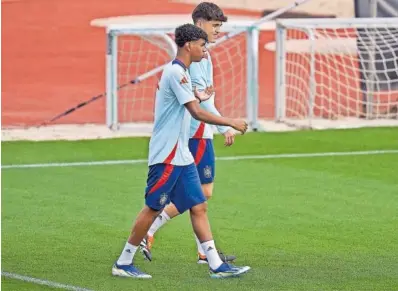  ?? DIEGO SOUTO (GETTY) ?? Yamal y Cubarsí, durante un entrenamie­nto el jueves en Las Rozas (Madrid).