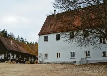  ?? Foto: Martina Bachmann ?? Der Stadtrat hat beschlosse­n, dass die Alte Bürg zum Verkauf ausgeschri­eben wird. Das betrifft die Gaststätte, die Sommerhall­e sowie den Bereich der Kläranlage und des Feuerlösch­teichs.