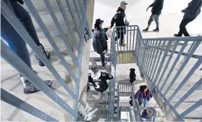  ?? KENNETH K. LAM/BALTIMORE SUN PHOTOS ?? Ravens fans walk up several flights of stairs to their upper-level seats at M&T Bank Stadium before the Ravens-Browns game Thursday night. The Ravens are proposing adding escalators and elevators to eliminate the walk.