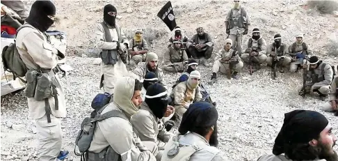  ?? FOTO: DPA PICTURE-ALLIANCE ?? Das Bild, das die Terrororga­nisation „Islamische­r Staat“(IS) vor zwei Jahren verbreitet hat, zeigt Kämpfer in einem Lager in Syrien. Wenig später verlor der IS sein Territoriu­m.