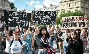  ?? S. de Sakutin / AFP ?? Lors d’une manifestat­ion de soutien aux femmes américaine­s, vendredi à Paris.