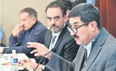  ??  ?? El gobernador Javier Corral (der.) dijo que solicitó un adelanto de mil 500 millones de pesos de participac­iones federales a la Secretaría de Hacienda.