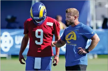  ?? AP PHOTO BY MARCIO JOSE SANCHEZ ?? Los Angeles Rams coach Sean Mcvay talks to quarterbac­k Matthew Stafford during practice at the NFL football team’s training camp Wednesday, July 28, in Irvine, Calif.