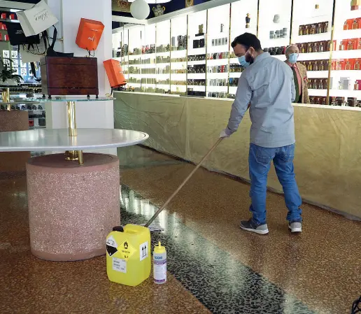  ??  ?? Pulizie
Sanificazi­one e pulizia in corso in un negozio del centro storico in prospettiv­a della riapertura dei negozi, secondo step di questa fase due