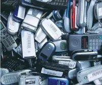  ?? (Mike Blake/Reuters) ?? HUNDREDS OF used cellphones wait to be recycled at the offices of San Diego-based start-up ecoATM.