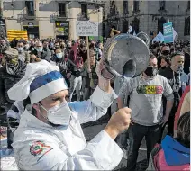  ?? LUIS GENE / EFE ?? Protesta. Un cocinero golpea una olla durante la manifestac­ión de ayer.