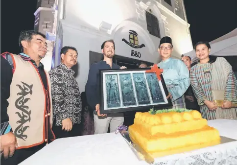  ??  ?? Brooke (centre) presents Abdul Karim (second right) with a memento during the 137th anniversar­y remembranc­e and Lan Ngabang Raya joint celebratio­n at Fort Margherita. - Photos by Chimon Upon.