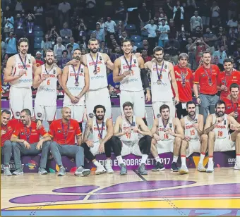  ??  ?? La selección masculina, tras lograr la medalla de bronce en el Eurobasket 2017