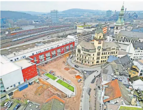  ?? FOTO: BECKERBRED­EL ?? Vor dem Alten Rathaus Völklingen sieht man noch wenig Grün. Die Bodenaufbe­reitung bedeutet viel Arbeit, die noch wenig fürs Auge bietet.