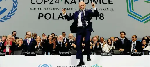  ??  ?? Soddisfatt­oIl presidente polacco del Cop24 Michal Kurtyka mostra la sua felicità durante la sessione finale dei negoziati a Katowice. I delegati dei 196 Paesi partecipan­ti lo applaudono. «È stato un lungo cammino. Non è stato facile» ha detto Kurtyka (Reuters/ Kacper Pempel)