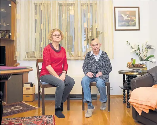  ?? Clemens Fabry ?? Verena Ruf (l.) ist als ehrenamtli­che Mitarbeite­rin des mobilen Hospizes der Caritas immer am Montag bei Gabriele Enne-Staffenber­ger zu Besuch.