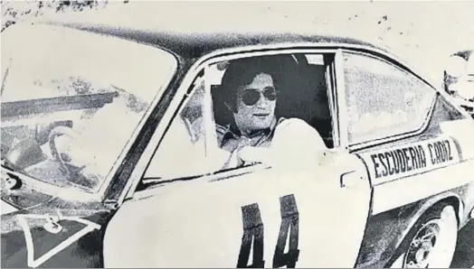  ?? ?? El protagonis­ta del artículo sobre los años 60 del siglo pasado, en uno de los coche que utilizaba para competir en las carreras de rally y que actualment­e conservan sus descendien­tes.