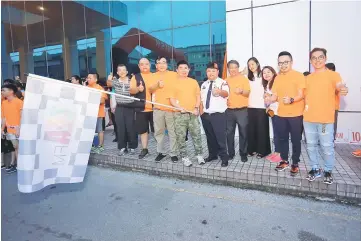  ??  ?? Event officials and members of the T-RUN 2.0 organising committee before flag-off.