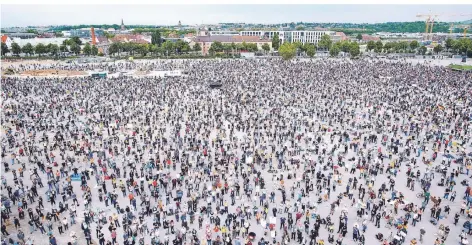  ?? FOTO: IMAGO IMAGES ?? Blick auf den Cannstatte­r Wasen am vergangene­n Samstag: Dort demonstrie­rten laut den Organisato­ren rund 20.000 Menschen.