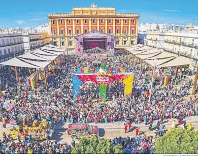  ?? AYUNTAMENT­O SAN FERNANDO ?? La plaza del Rey durante el domingo de Carnaval.