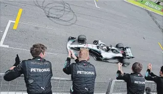  ?? PAULO WHITAKER
THE ASSOCIATED PRESS ?? Mercedes team members cheer driver Lewis Hamilton, of Britain, as he wins the Brazilian Formula One GP.