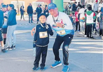  ?? ?? Antonio Torres y Eli Rivas en carrera atlética 10 K Cuencamé