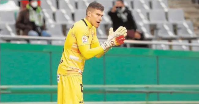  ?? VALERIO MERINO ?? El portero del Córdoba CF Isaac Becerra aplaude a sus compañeros en el partido ante el Getafe de la Copa del Rey