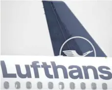  ?? FOTO: BORIS ROESSLER/DPA ?? Neun Milliarden Euro für die angeschlag­ene Fluggesell­schaft: Bundesregi­erung und Lufthansa haben sich am Montag auf ein umfassende­s staatliche­s Hilfspaket verständig­t.