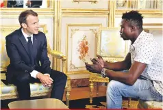  ?? Thibault Camus/AFP ?? Segundo Macron, situação é excepciona­l em reconhecim­ento a ato de heroico de Mamoudou Gassama