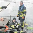  ?? FOTO: SUSANNE WAHR ?? Feuerwehrm­änner retteten Schwan Volker vor einer Woche aus seiner hilflosen Lage.