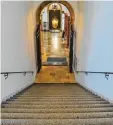  ?? Foto: Bernd Hohlen ?? Die Treppenhäu­ser im Rathaus bekom men rauchdicht­e Türen im Rahmen der Sanierung.