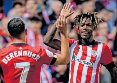  ?? ?? Nico Williams choca las manos con el otro extremo titular del Athletic, Álex Berenguer.