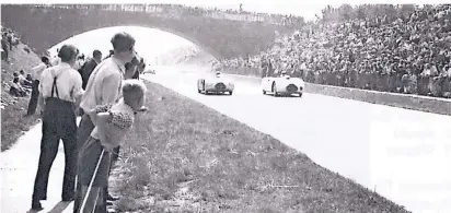  ?? FOTO: EDWIN PINZEK ?? Bis zu 250.000 Zuschauer kamen zwischen 1948 und 1952 jedes Jahr an den Wegberger Grenzlandr­ing, um die Motorradun­d Autorennen mitzuerleb­en.