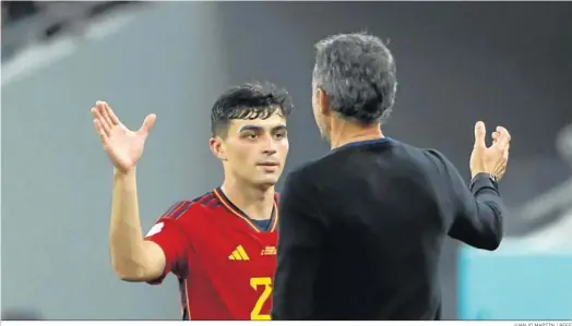  ?? JUANJO MARTÍN / RFEF ?? Pedri y Luis Enrique se saludan durante un momento del partido entre España y Costa Rica.