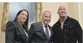  ?? ?? „The Rock“(r.) auf Besuch im US-Kongress