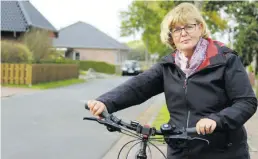  ?? BILD: Traute Börjes-Meinardus ?? Tanja Bäcker war mit dem Rad unterwegs, als sie auf der Steinhause­r Straße in Bockhorn mit einem Unglücksfa­ll konfrontie­rt wurde.