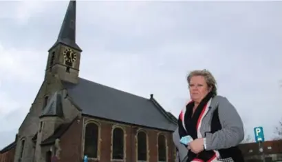  ?? © jhw ?? Gemeentera­adslid Lena Ghysels (N-VA) aan de betwiste kerk.