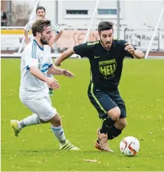  ??  ?? Der TSV Mindelheim um Riccardo Schulz (rechts) lieferte dem Tabellenfü­hrer FC Heimerting­en einen großen Kampf, verlor am Ende aber mit 1:3.