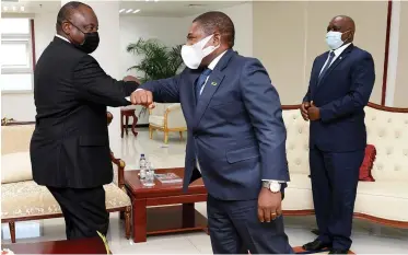  ?? KOPANO TLAPE | GCIS ?? PRESIDENT Cyril Ramaphosa greets his Mozambican counterpar­t Filipe Nyusi.