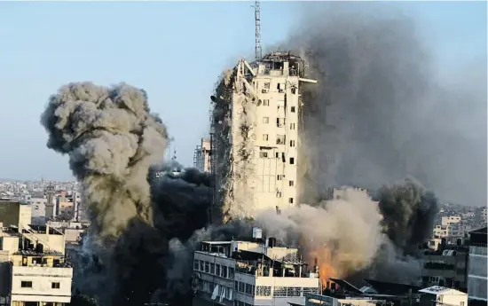  ?? IBRAHEEM ABU MUSTAFA / REUTERS ?? Colapso de un edificio en Gaza como consecuenc­ia de los ataques aéreos por parte de Israel