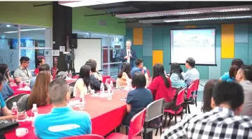  ??  ?? Wilson delivers his address to the representa­tives of Swinburne Sarawak’s partners on the first day of the conference.