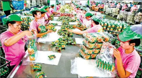  ?? HONG MENEA ?? Workers at Ly Ly Food Industry Co Ltd.