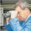  ?? FOTO: DPA ?? Die Schutzklap­pen funktionie­ren einwandfre­i: Bayerns Ministerpr­äsident Markus Söder (CSU) testet ein Nachtsicht­gerät.