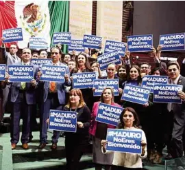  ??  ?? PROTESTA. Diputados del PAN tomaron se manifestar­on ayer en la Cámara.