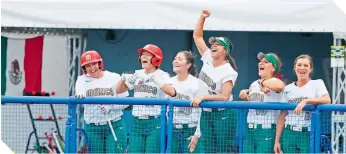  ??  ?? El equipo femenil de softbol estuvo cerca de la medalla de bronce.