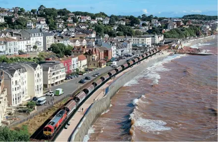  ?? ?? Celebrity DB Cargo Class 66 No. 66077 heads west along Dawlish Seawall facing a choppy sea on August 30, with the 6V99 10.12 Exeter Riverside Yard to St Blazey. Thomas Mills