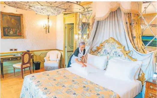  ?? FOTOS: THOMAS FLÜGGE ?? Eine Angestellt­e vom Baglioni Hotel Luna in Venedig bereitet das Bett für den nächsten Gast vor.