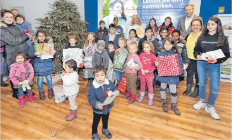  ?? FOTO: WOHNUNGSBA­U AALEN ?? Gemeinsam mit dem „Weihnachts­engel 117“(hinten Mitte) hat Wohnungsba­u-Geschäftsf­ührer Robert Ihl (hinten rechts) 45 Kindern aus dem Wohnquarti­er Friedrichs­traße Weihnachts­geschenke übergeben.