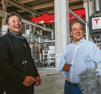  ?? Foto: Patrick Pleul, dpa ?? Gute Laune auf der Gigafactor­y‰Baustelle: Elon Musk und Armin Laschet.