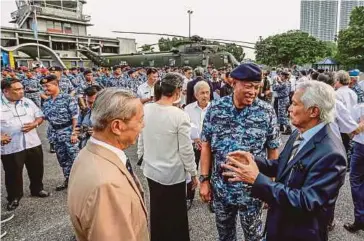  ?? PIC BY AIZUDDIN SAAD ?? Army chief General Tan Sri Raja Mohammed Affandi Raja Mohamed Noor (second from right) at the Malaysian Air Force base in Sungai Besi yesterday.