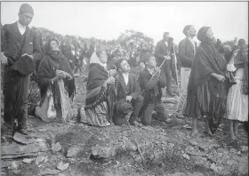  ?? PHOTO COURTESY OF WIKIPEDIA.ORG ?? People of Fatima, Portugal gaze at the sun during the miracle of Our Lady of Fatima.
