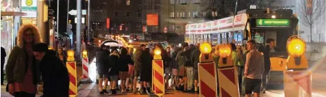  ?? Foto: Annette Zoepf ?? Der Plärrer wird mit Absperrung­en und Kontrollen geschützt. Kritische Situatione­n, wie hier an der Tramhaltes­telle, lassen sich aber nicht ganz vermeiden.